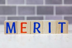 奥歯をセラミックにするメリットを説明するイメージ