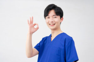 フッ素の安全性を説明する歯科医