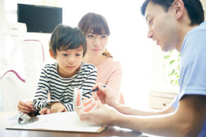 インビザライン・ファーストの治療について歯科医に相談する親子