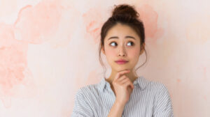 セラミック治療は金属アレルギーでも受けられるのか考える女性