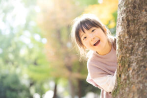 床矯正を痛みなく終えて笑顔で遊ぶ子ども