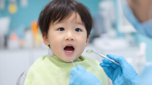 歯科医院で行うフッ素塗布の様子