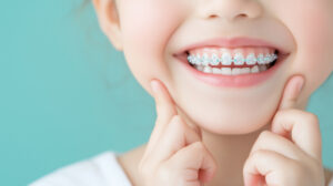 マウスピース矯正をしている女の子の口元