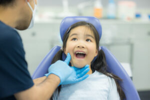 床矯正中に痛み出て歯科医にみてもらう子ども