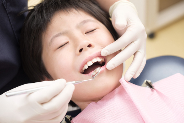 歯科医院で診察を受ける男の子