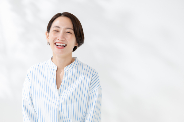 虫歯を予防し笑顔で過ごす女性