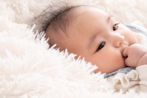 出っ歯になる原因の指しゃぶりをする子ども