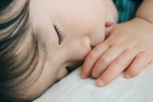 口呼吸の原因の指しゃぶりをする子ども