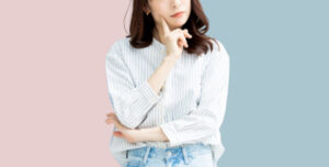 根管治療の保険診療と自費診療の違いを考える女性