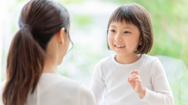 口呼吸を直し笑顔で会話する親子