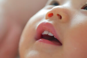 子どもが口呼吸をしている様子