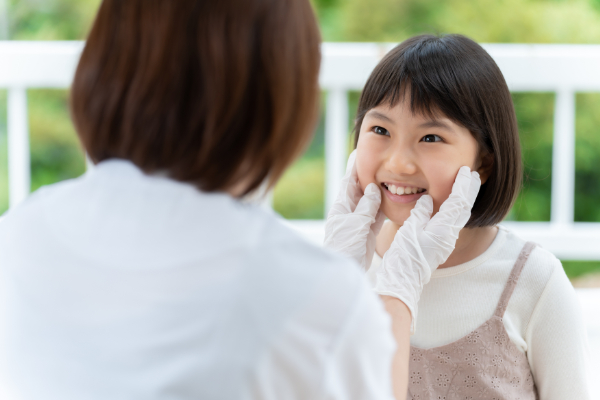 口呼吸をしているか確認するため歯科医院を受診する子ども