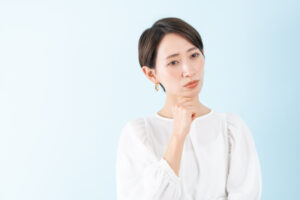 自分に合った歯のブリッジの選び方が分からなくて悩む女性