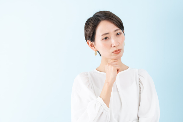 自分に合った歯のブリッジの選び方が分からなくて悩む女性