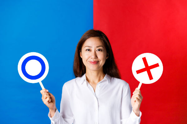 オフィスホワイトニングに向いている人・向いていない人を説明する女性