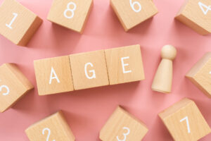 出っ歯の矯正を始めるタイミングを説明するイメージ