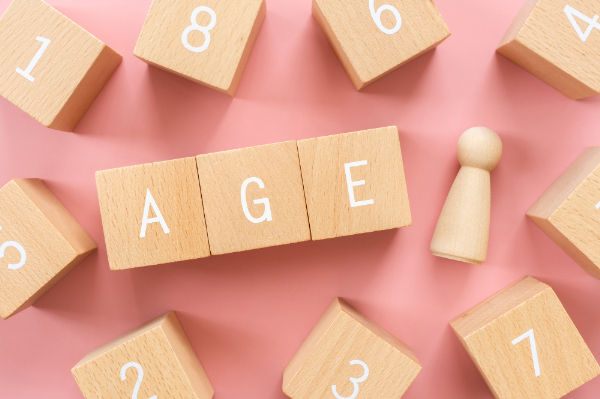 出っ歯の矯正を始めるタイミングを説明するイメージ