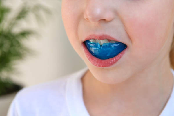 マイオブレースを装着した子どもの口もとのイメージ