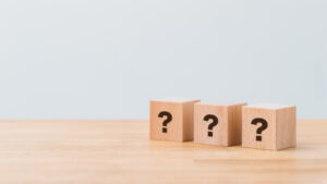 クエスチョンマークが描かれた３個の木製のブロック