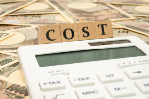 COSTと書かれた積み木と電卓