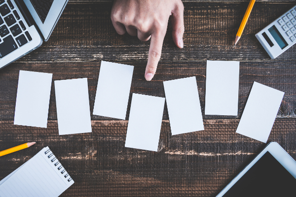 机の上にある白いカードを選択する