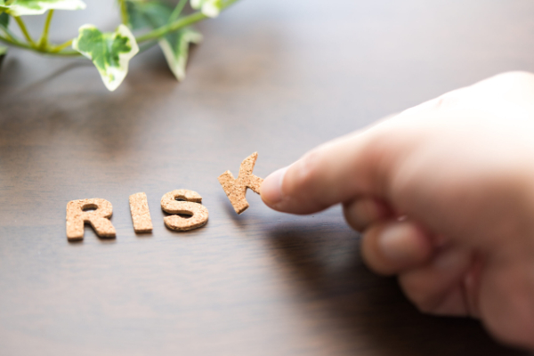 RISKの木の文字を並べる人