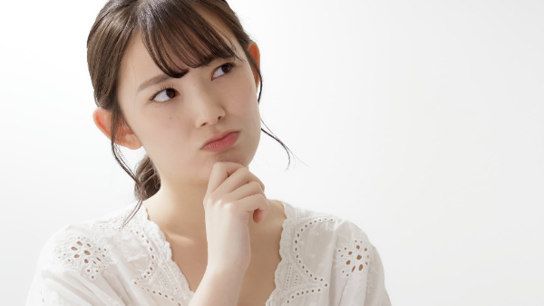 噛み合わせとはと考える女性