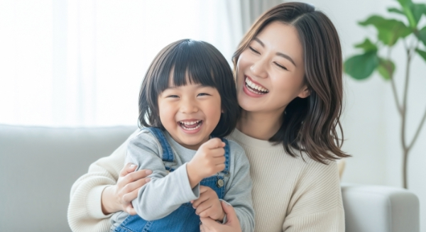 MFTのトレーニングを受けて噛み合わせが改善された女の子と笑顔の母親