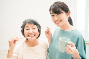 正しい歯磨きで歯周病を予防する女性達