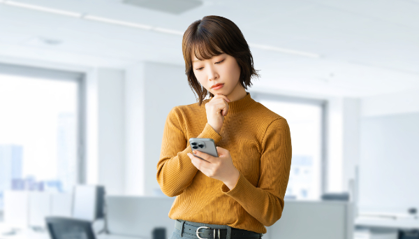 根管治療が長い理由を考えている女性