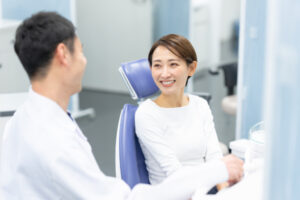 根管治療の流れを歯科医師から説明を受ける女性
