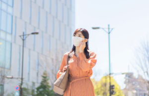 根管治療を長引かせないためにしっかりと歯科医院に通院する女性