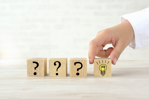 子どもがすきっ歯になる主な原因を考えるイメージ