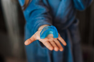 手にプレオルソのマウスピースをのせているイメージ