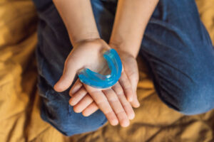 床矯正で使用するマウスピースを持つこども