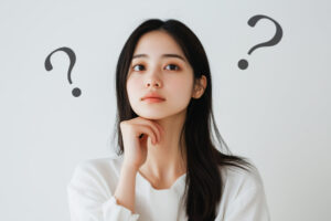 歯並びは顎関節症の原因になるのか考える女性