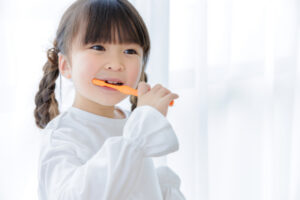 食後に歯磨きをする女の子