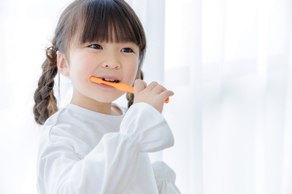 食後に歯磨きをする女の子