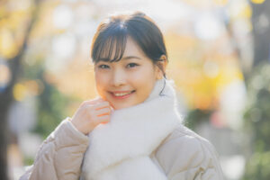 審美歯科治療をしたきれいな歯で笑う女性