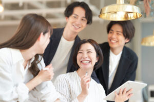 笑顔で仕事をしている女性