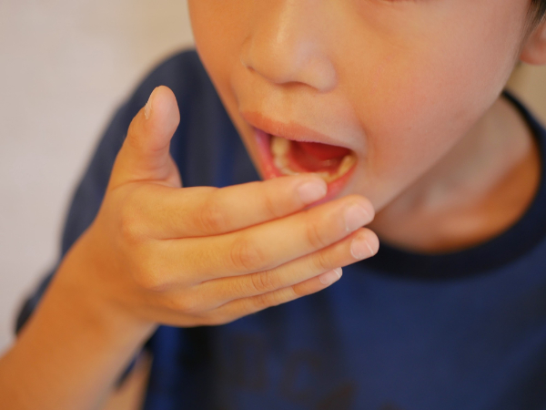 口が臭い男の子