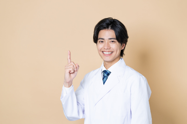 審美歯科について説明する歯科医