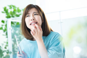 矯正中に虫歯ができてマウスピース矯正の治療期間が長くなる女性