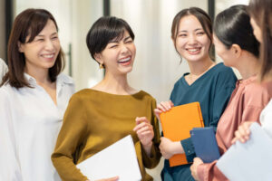笑顔で友人と会話する女性