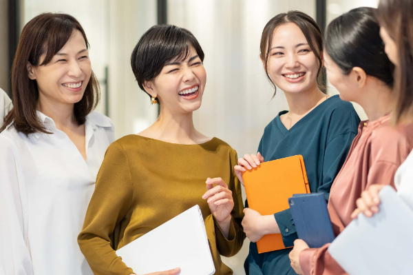 笑顔で友人と会話する女性