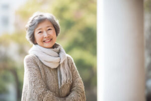 前歯を入れ歯にできて笑顔のシニア女性