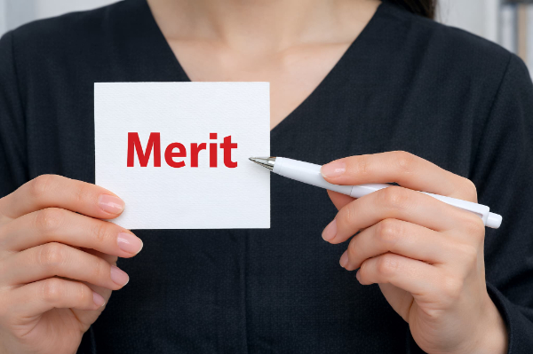 前歯を入れ歯にするメリットを説明するイメージ