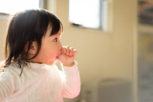 受け口の原因となる指しゃぶりをしている子ども