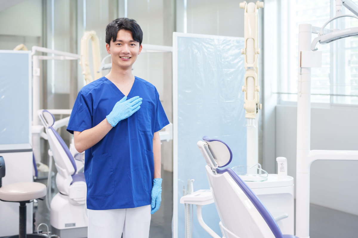 根管治療の流れを説明する歯科医師