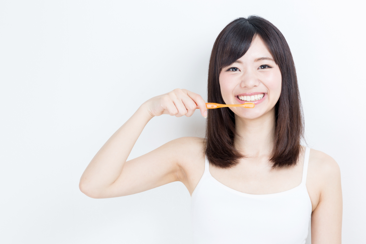 虫歯や歯周病を予防するためにしっかり歯磨きをする女性